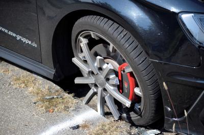 75-jaehrige stirbt bei schwerem Verkehrsunfall - Audi S3 rast in die Fahrerseite bei Auenstein